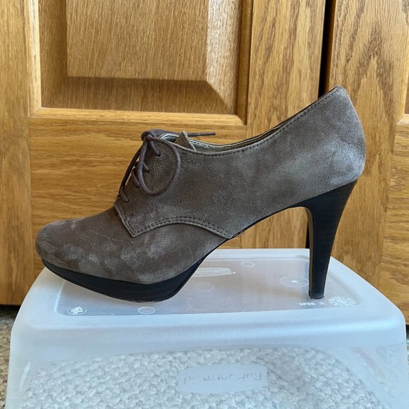 ADRIENNE VITTADINI - Pinehurst Lace-Up Bootie -- Excellent Condition - Picture 9 of 11